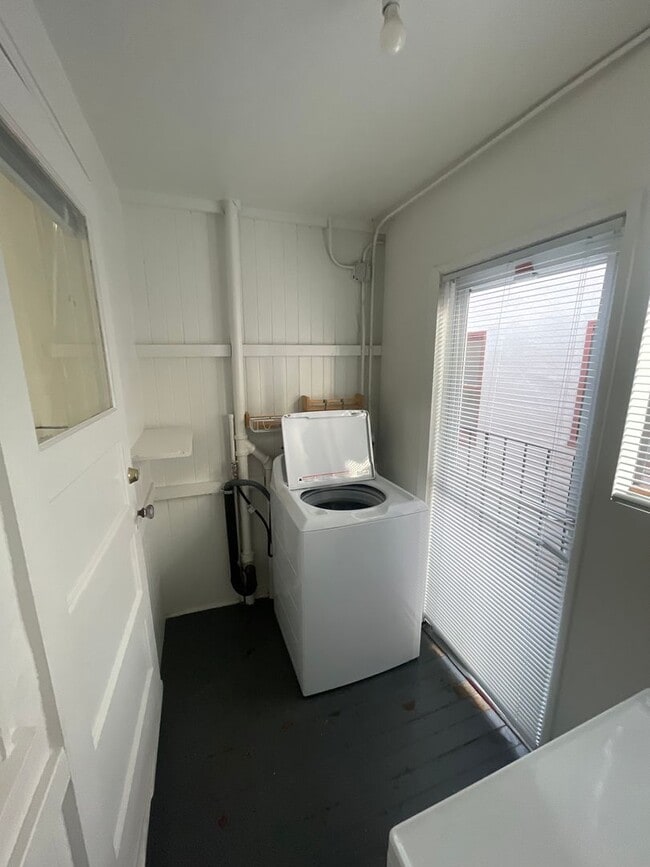 Building Photo - Charming one-bed, one-bath apartment in Mi...