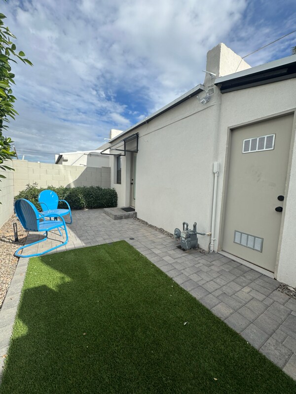 Building Photo - 1155 E Diamond St