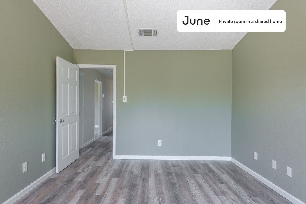 Building Photo - Room in Shared 2 bed/2 bath home