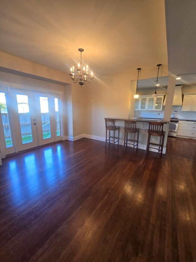 Building Photo - Spacious 5 Bedroom Home in Burlington - Av...