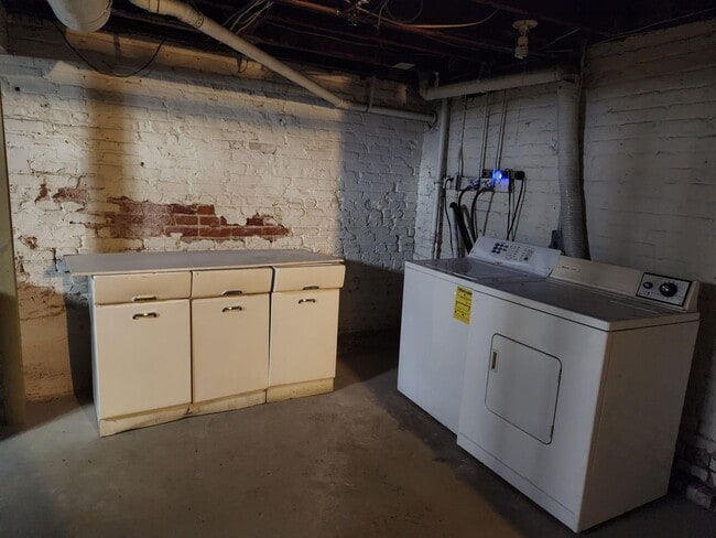 Building Photo - 2 bedroom with 1 bath