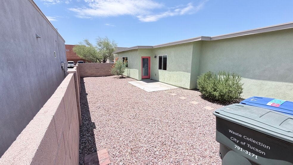 Building Photo - 3026 N Dasylirion Dr