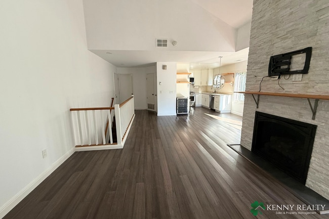Building Photo - Bright 2 Bedroom, 1.5 Bathroom Home with O...