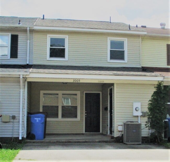 Building Photo - 3005 Radcliffe Ln N