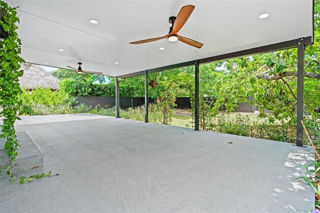 Building Photo - 56 Whitethorn Dr