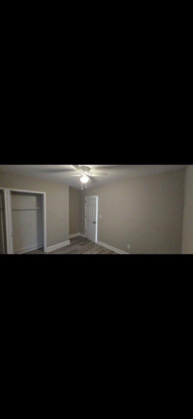 Building Photo - "Charming 2-Bed Duplex Retreat in Greenvil...