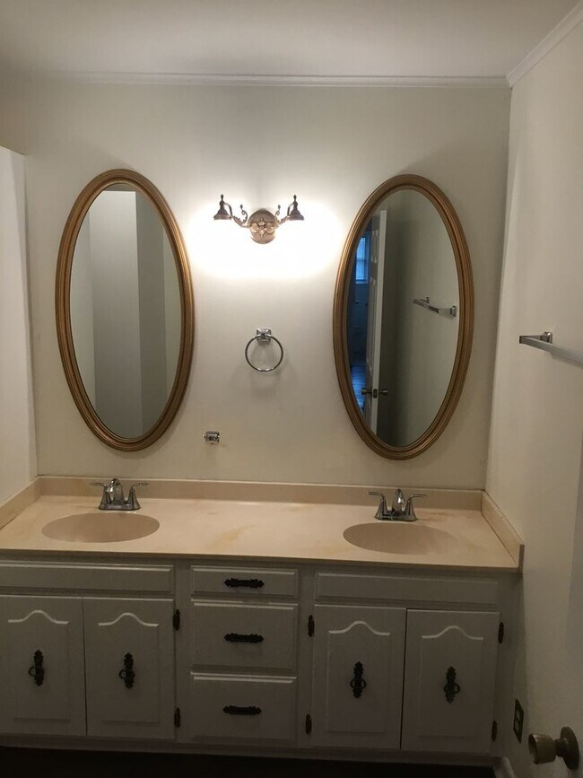 Building Photo - *3/2*SOUTHERN HILLS/SOUTHWOOD*FRESH PAINT*