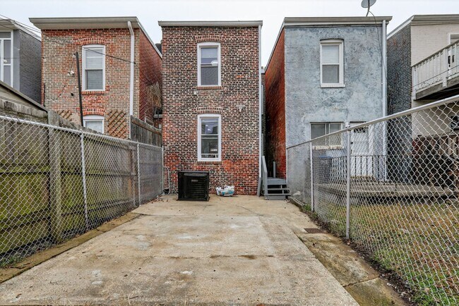 Building Photo - wonderful 3BR 1.5 Bath in the H st Corridor