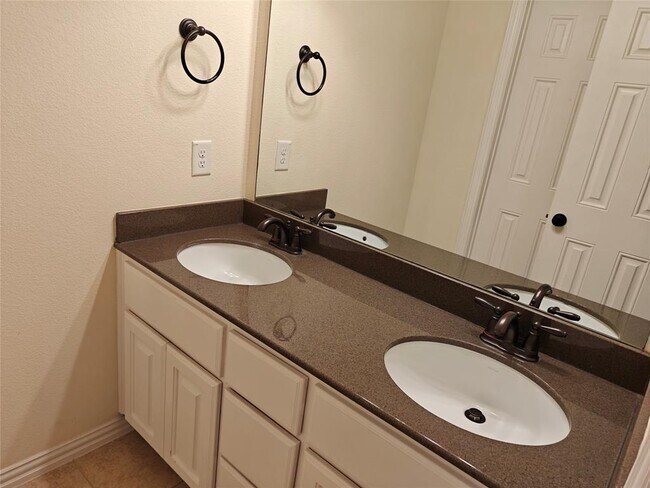 Building Photo - 5551 Twin Rivers Ln