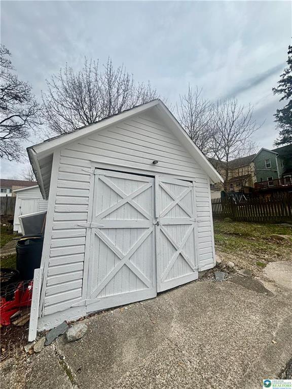 Building Photo - 206 Messinger St