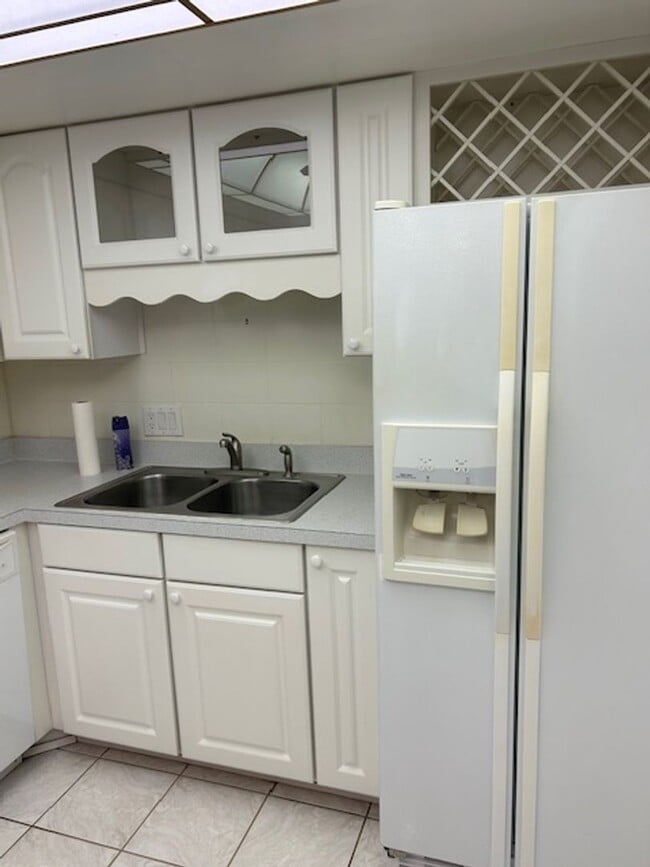 Building Photo - Well maintained 2/2 condo in 55+ community