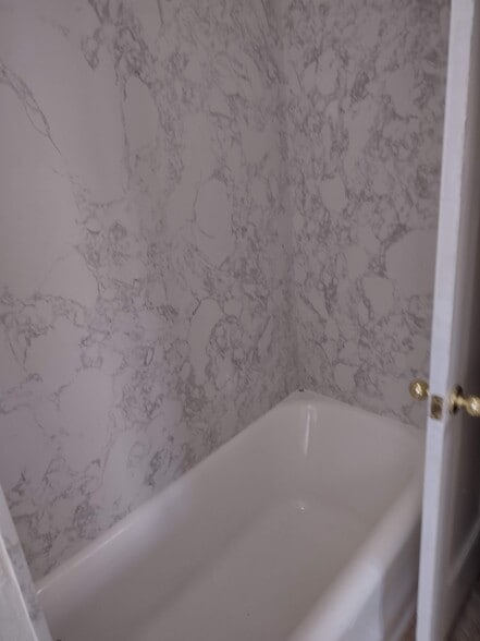 Bath/Shower - 403 Green St