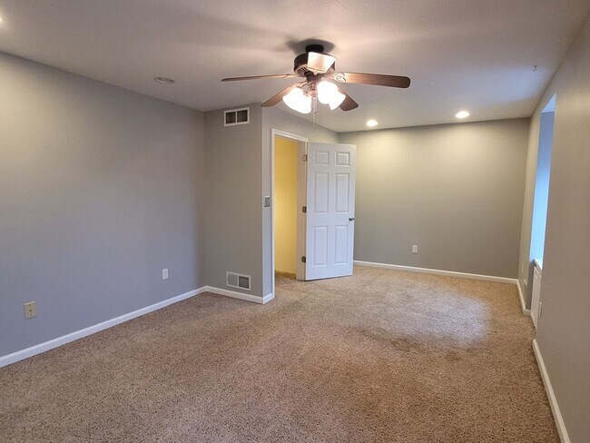 Building Photo - Beautiful 2 Bedroom Home in South Side - C...