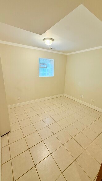 Building Photo - 5843 W Warwick Ave