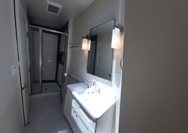 Building Photo - Large 5 Bedroom Home close to Poly Campus!!