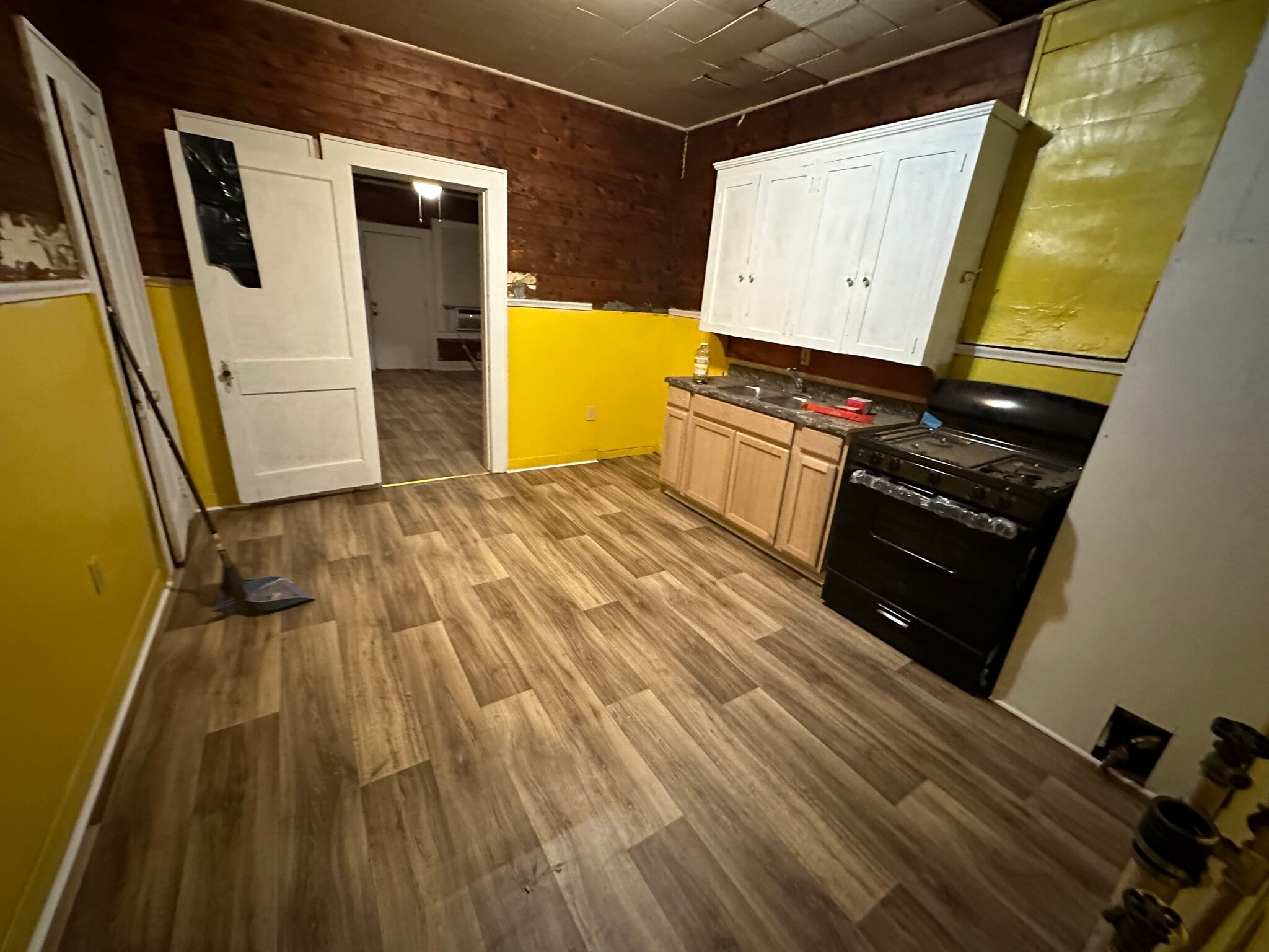 Kitchen with Range - 335 Caston Ave