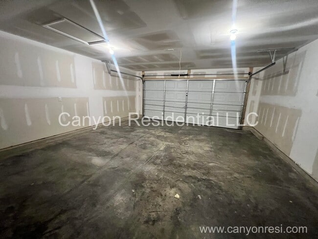 Building Photo - Charming 4-Bedroom Home