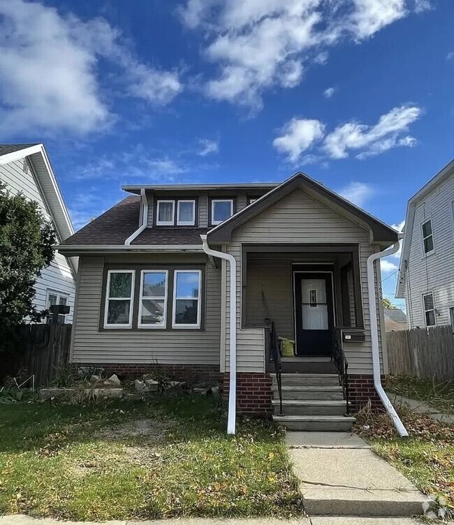 Building Photo - Renovated Duplex — 2 & 3 Bedroom Units in ...