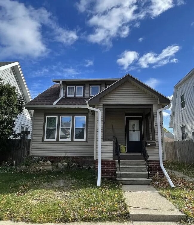 Primary Photo - Renovated Duplex — 2 & 3 Bedroom Units in ...