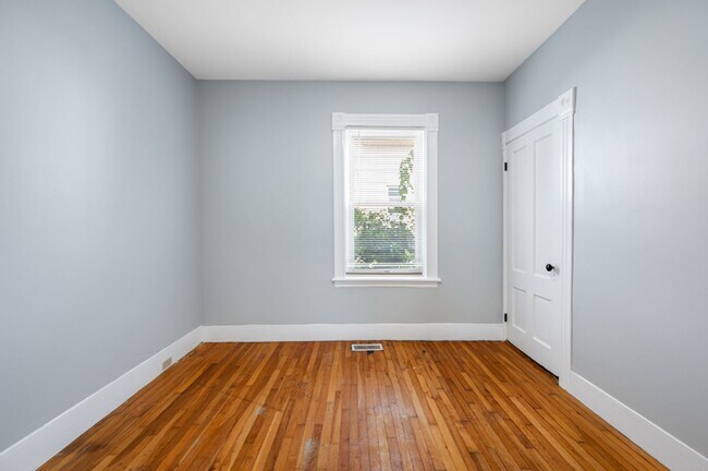 Building Photo - Close Proximity to Clark University!
