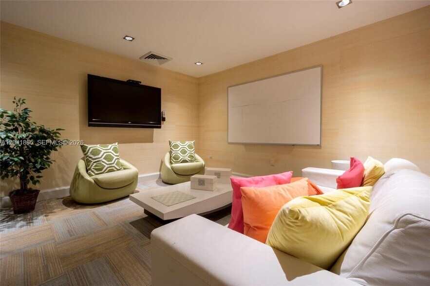 Lounge Room - 950 Brickell Bay Dr