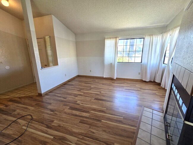 Building Photo - Beautiful 3 Bedroom 2 Bath Home in Gated Community