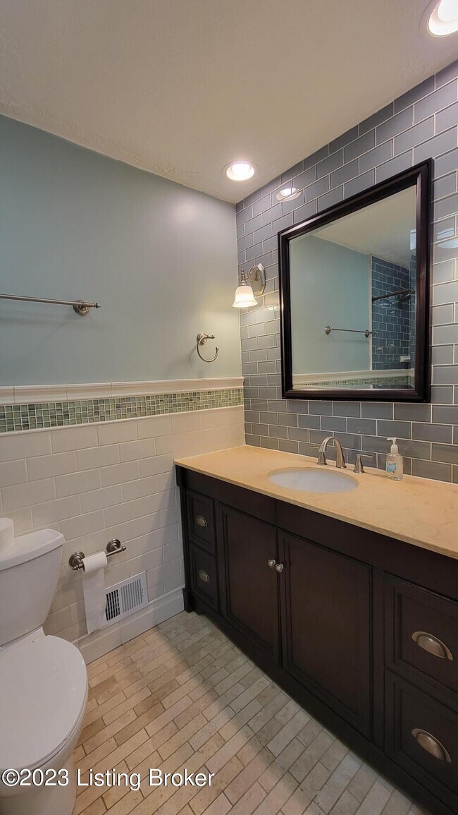 Building Photo - 11616 Maple Way