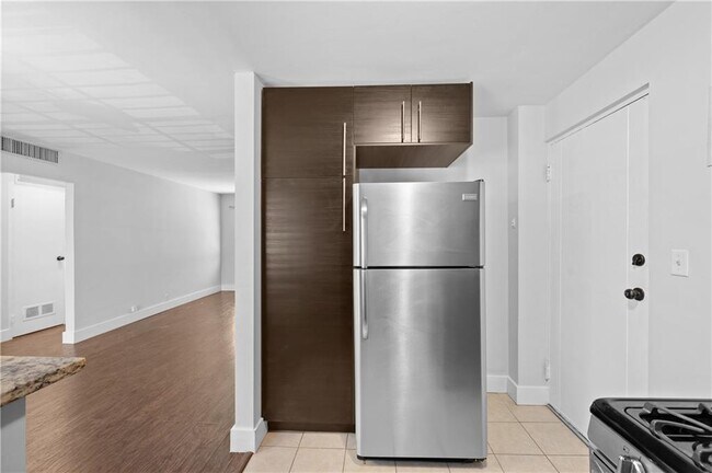 Building Photo - 1370 Chalmette Dr NE