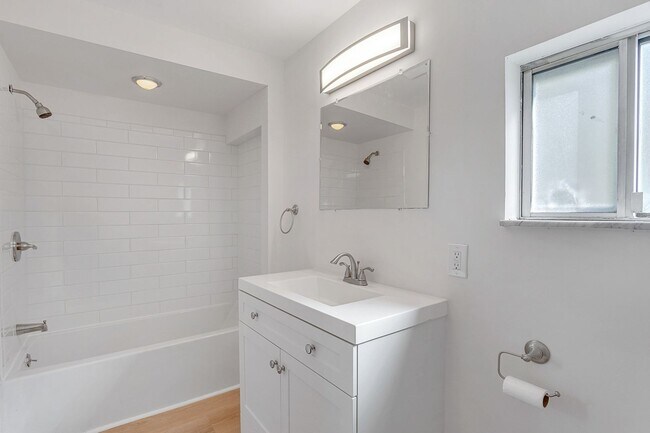 Building Photo - Updated 2 Bed, 1.5 Bath Home in Bloomfield...