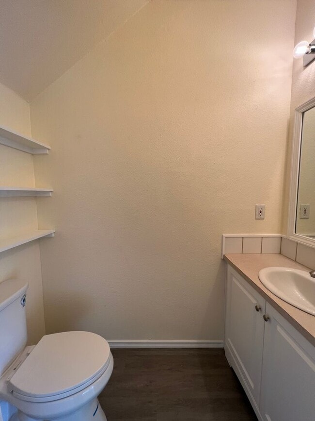 Building Photo - 3-bedroom 2 1/2 bath duplex in Springfield