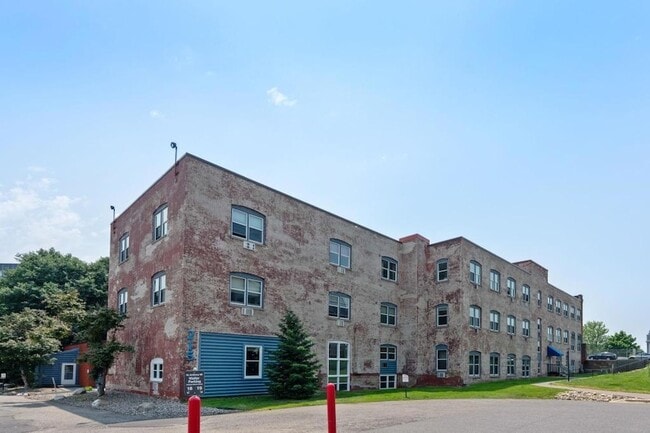 Building Photo - 215 7th St NE