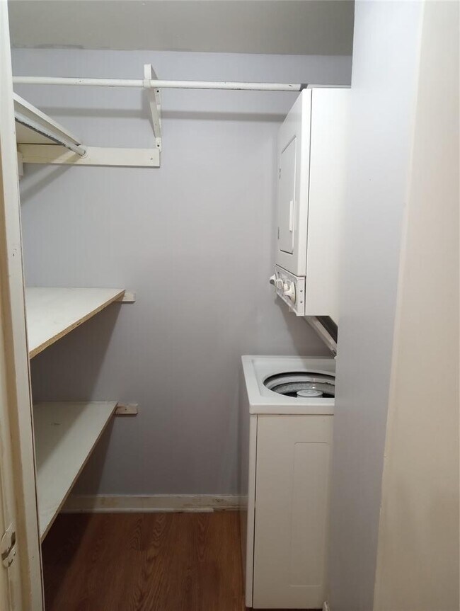 Building Photo - 606 W 51st St