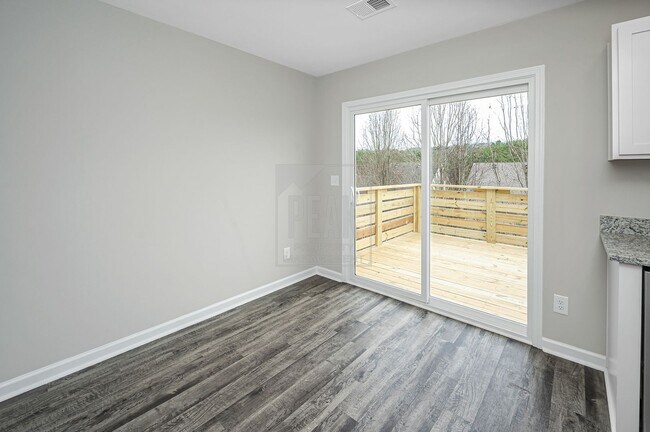 Building Photo - 390 Woodland Cir