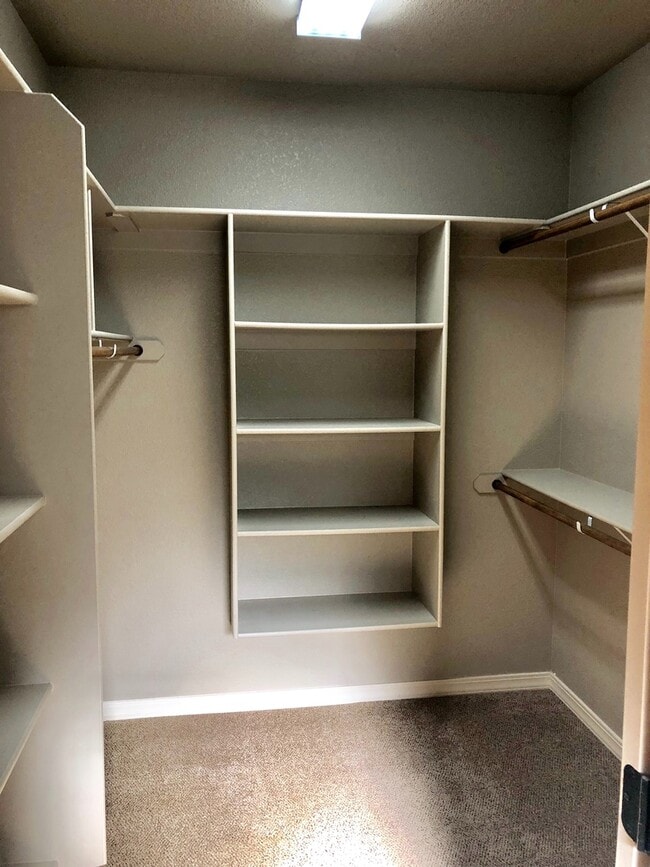 Building Photo - Spacious 4 Bedroom in Southern Vista Estates!