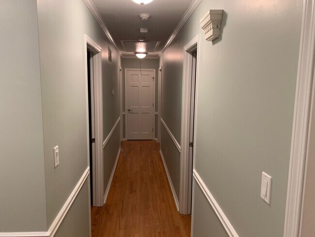 Building Photo - 350 Hollyberry Dr