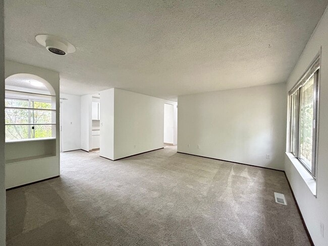 Building Photo - Bright and Open 3 Bed, 1 Bath House!