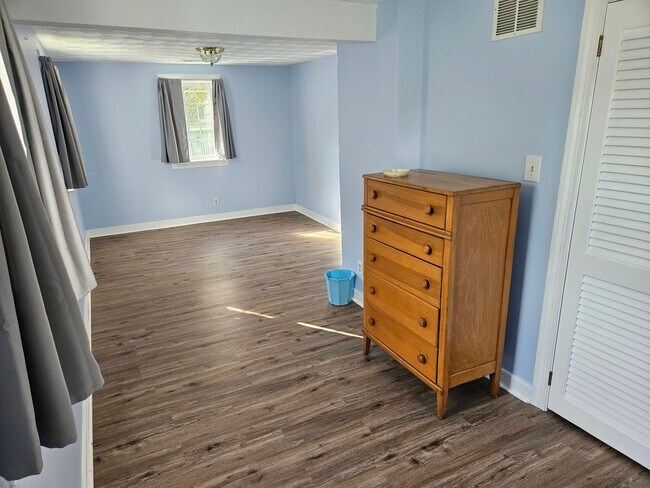 Building Photo - 3 Bedroom, 2 bath Home with Garage in New ...
