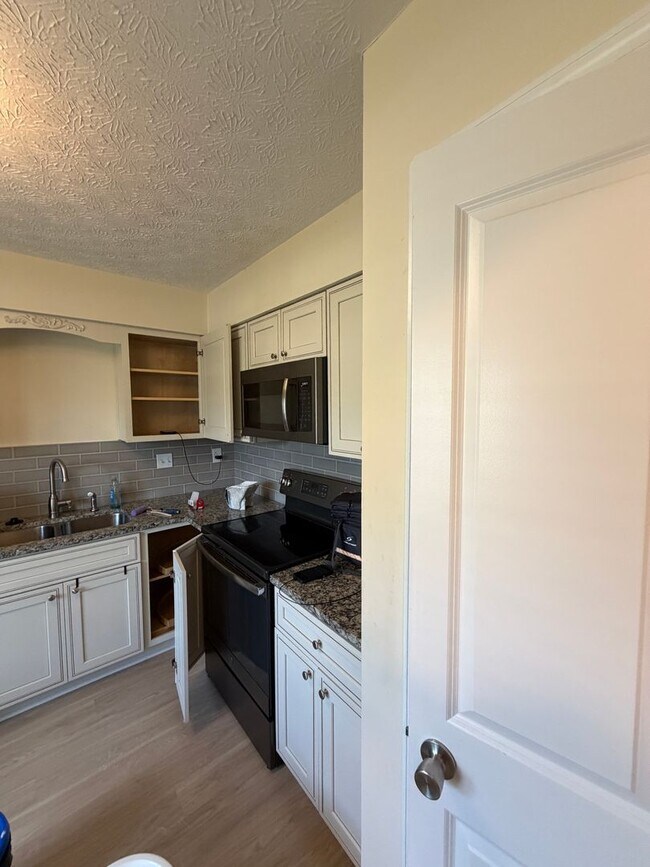Building Photo - 2 bedroom duplex