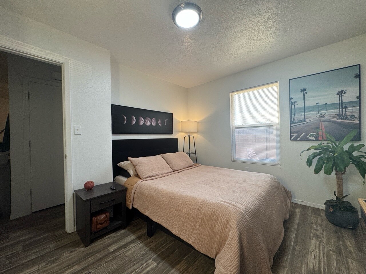 Building Photo - 652 Vancouver Rd SE