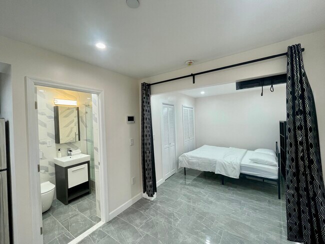 Building Photo - 347 E 4th St