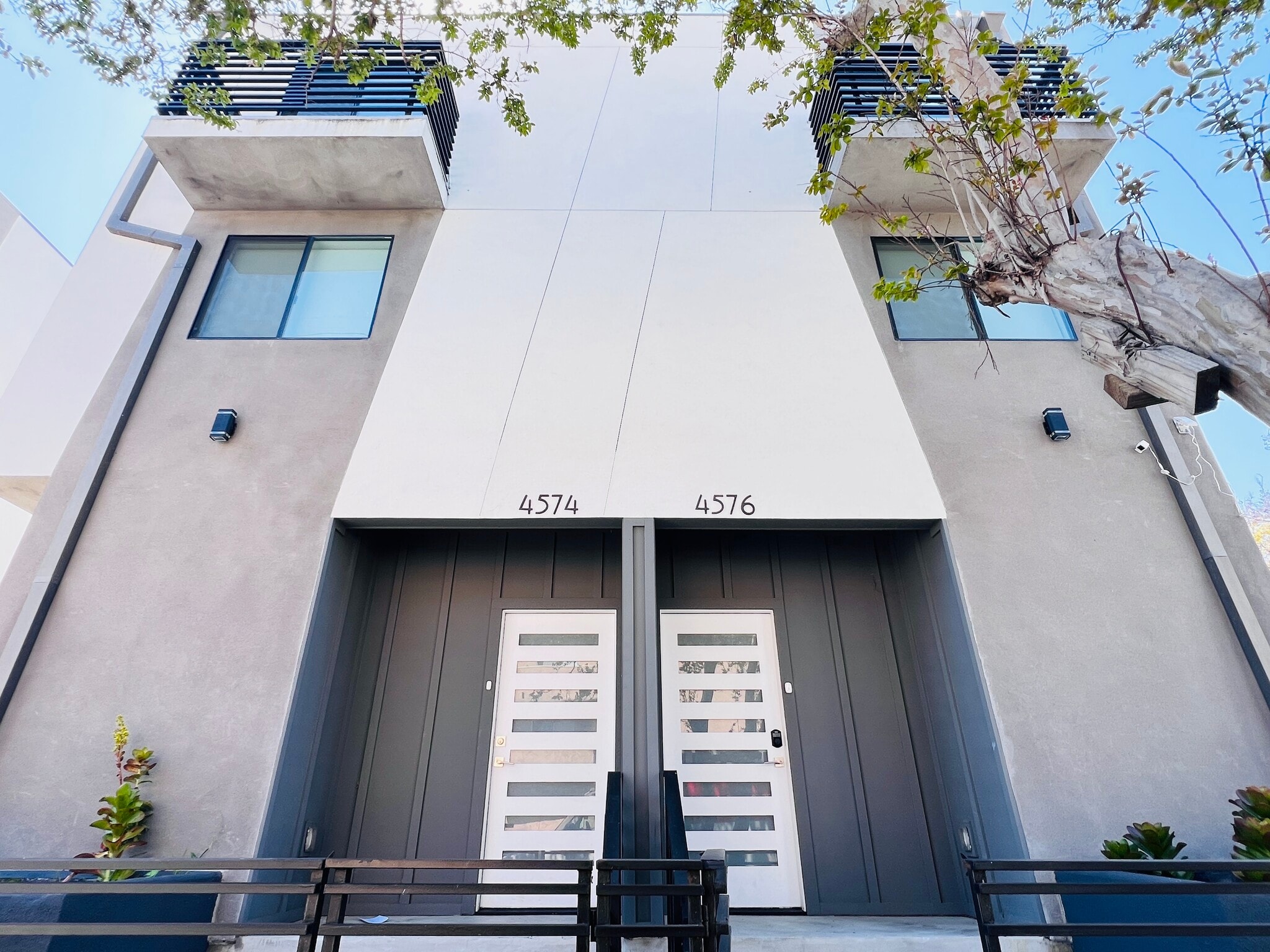 Building Photo - 4576 Oakwood Ave