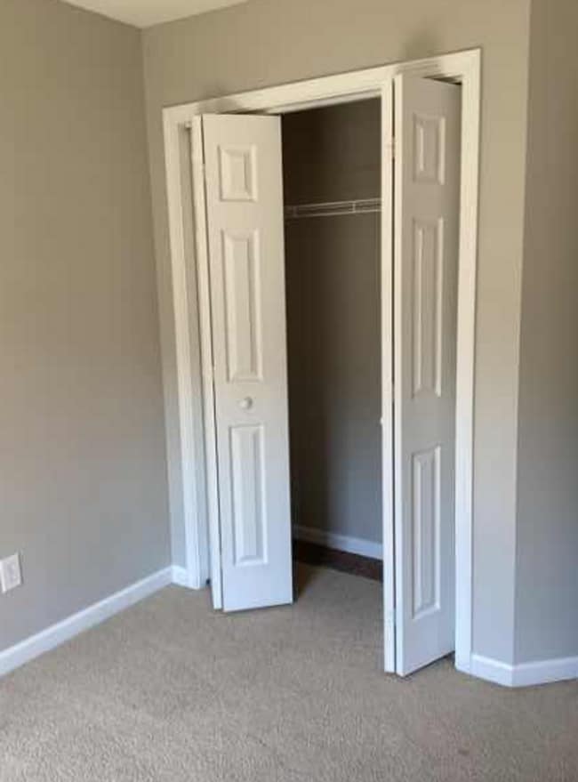 Building Photo - 3 bedroom, 2.5 bath Condo: Stoneview Neighborhood in Ellettsville! Available NOW!!