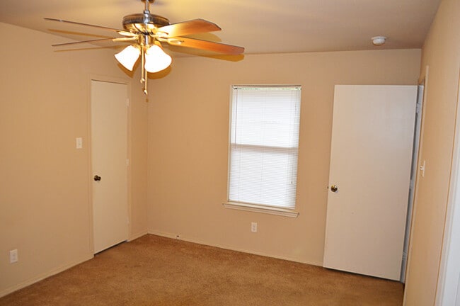 Building Photo - Inviting 1-Bed, 1-Bath Duplex with Fenced Backyard