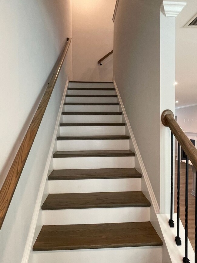 Building Photo - Amenities and Location Make this 3-Level T...
