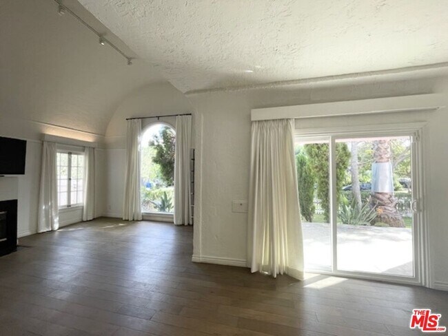 Building Photo - 459 S Holt Ave