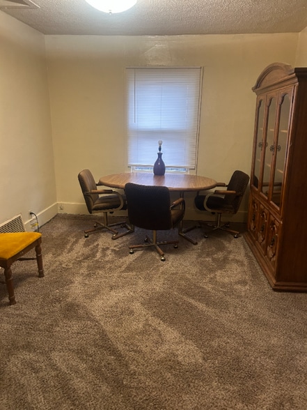 Building Photo - 626 SW Medford Ave