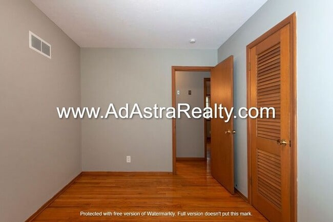 Building Photo - Beautiful Home in Blue Springs-Available in JULY!!