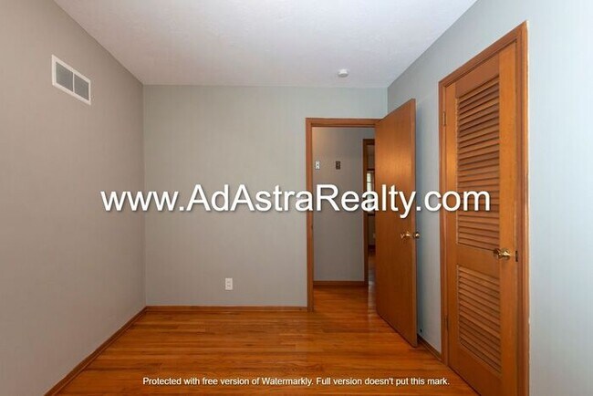 Building Photo - Beautiful Home in Blue Springs-Available NOW!!
