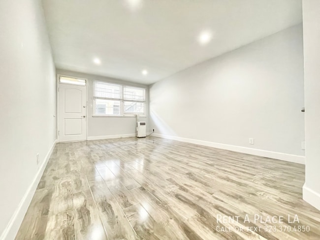 Building Photo - 425 N Oakhurst Dr