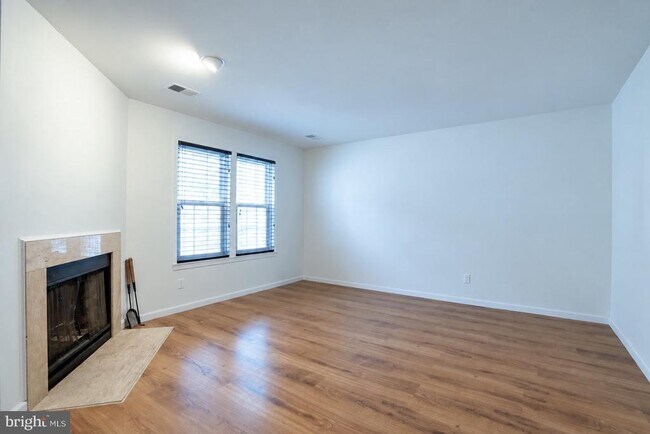 Building Photo - 12887 Grays Pointe Rd